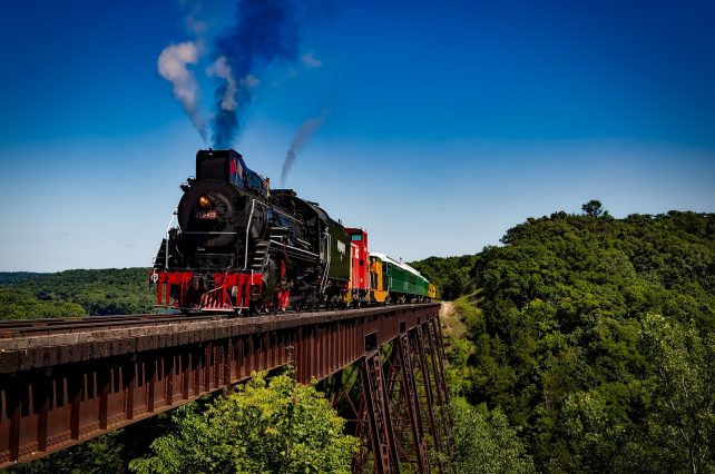 train-1728537_1280